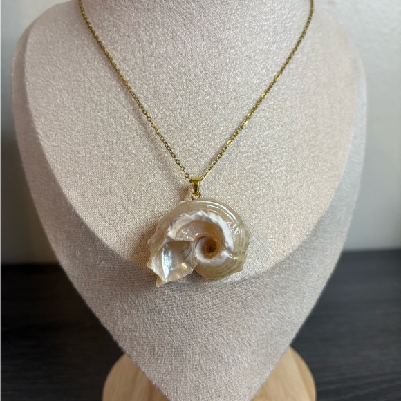 Handmade Gold Conch Shell Necklace - Picture 5 of 6